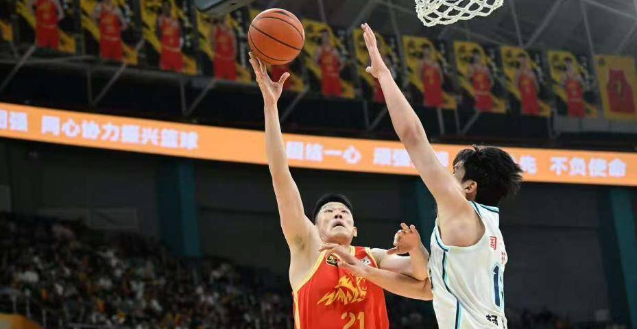 包含朱俊龙社媒晒照：全力备战中，中国男篮加油的词条