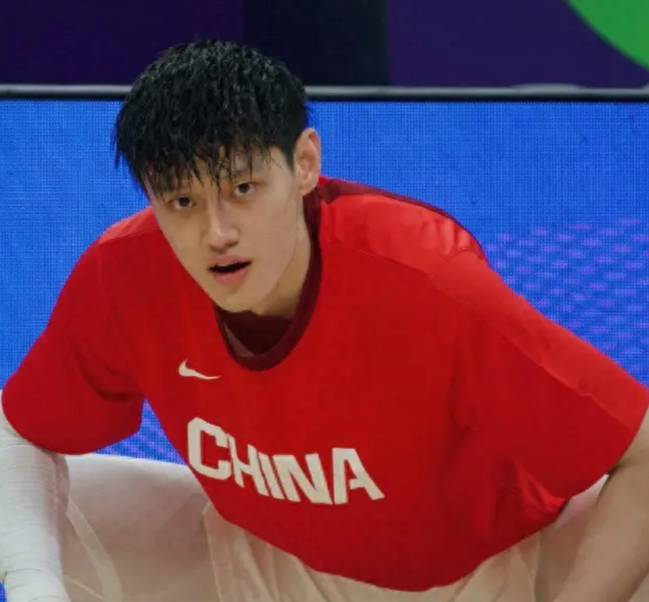 包含曾凡博因伤无缘亚洲杯，中国男篮：曾凡博返回俱乐部进行康复的词条
