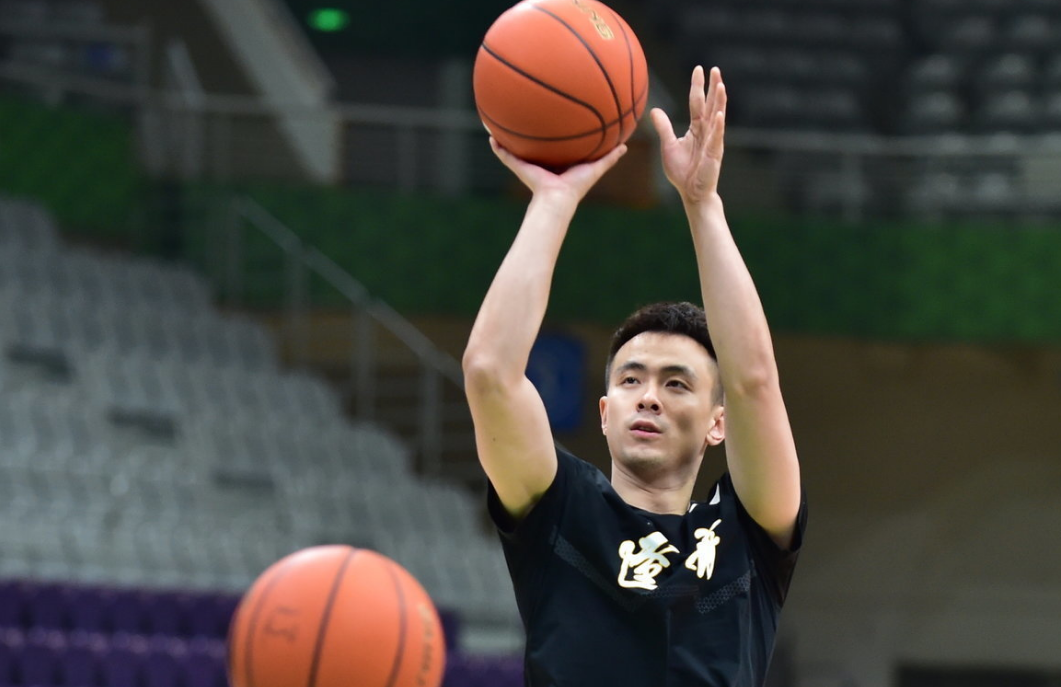 陕西男篮防守稳固，挡住对手猛攻
